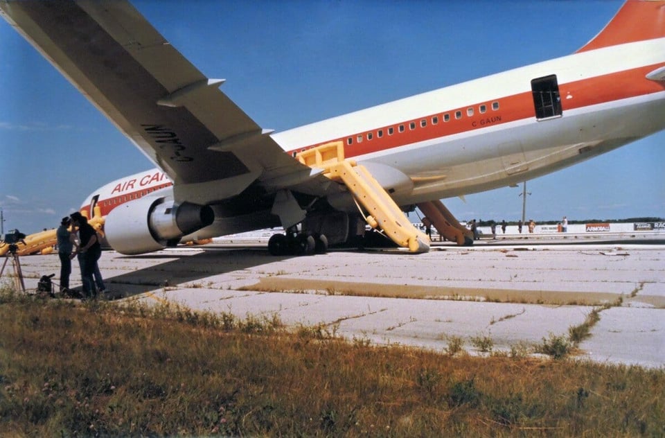 Image of a plane after an emergency landing on a race track